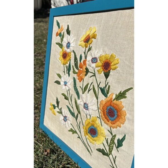 Vintage Crewel Needlepoint Framed 15x15 Floral Wild Flower Daisy Multicolor - Picture 4 of 6